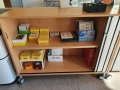 Arbeitsmaterial im Materialschrank der Klasse